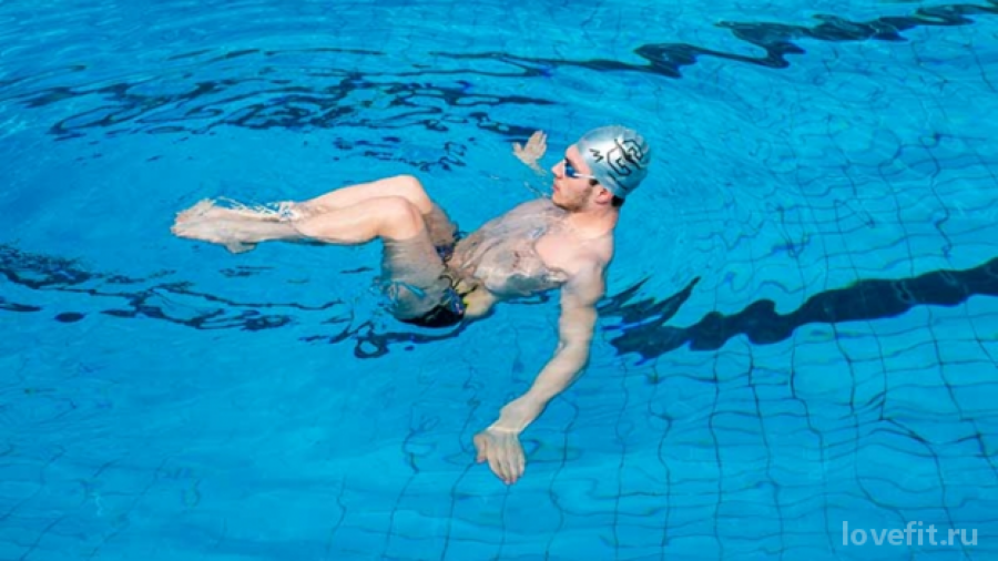 Как плавать в бассейне, чтобы держать тело в форме?